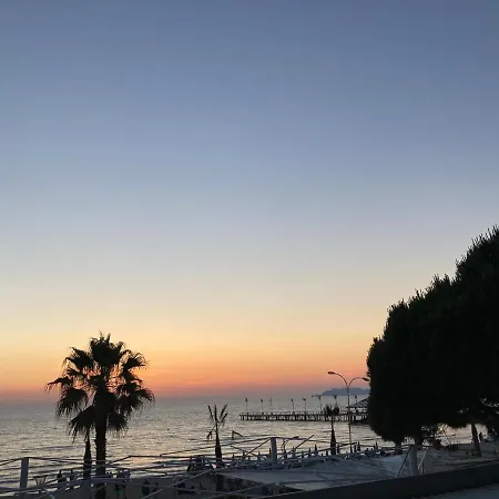 Fiona's Sea View شقة *