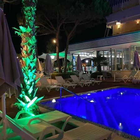 Fiona's Sea View شقة