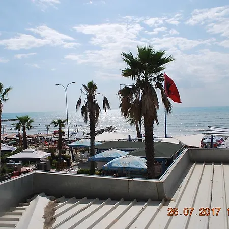 Fiona's Sea View شقة